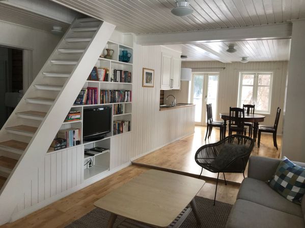 Stue med trapp opp til loft