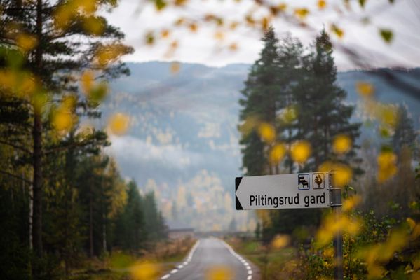 Veiskilt til Piltingsrud gård