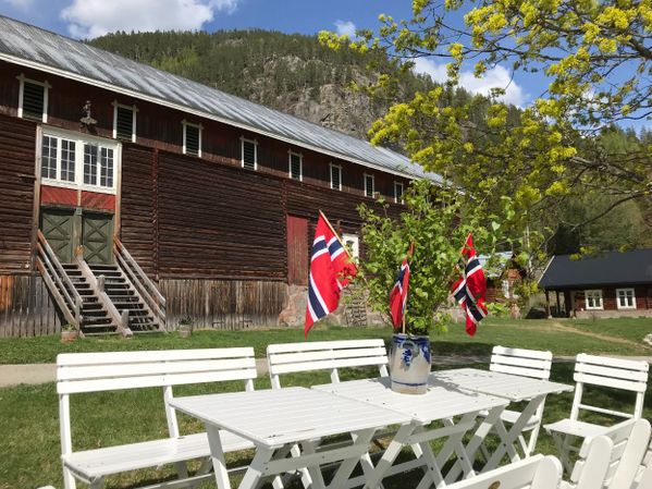 Bord utenfor låve