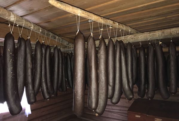Pølser henger fra taket i en snor